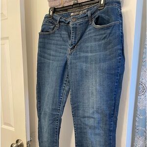 Levi’s Women Mid Rise Demi Curve Size 17.  They’ve been cut for Capris.
